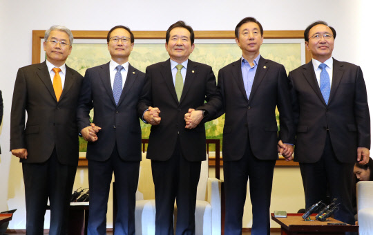 정세균 국회의장과 여야 교섭단체 원내대표들이 14일 국회의장실에서 열린 정례회동에서 손을 잡고 사진촬영을 하고 있다. 왼쪽부터 바른미래당 김동철, 더불어민주당 홍영표, 정세균 국회의장, 자유한국당 김성태, 평화와 정의 노회찬 원내대표.